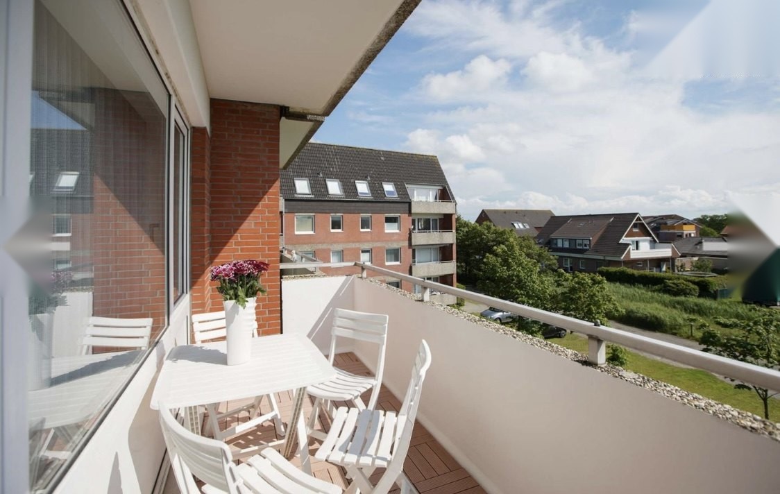 Aussicht vom Südbalkon über Dünen und Häuser