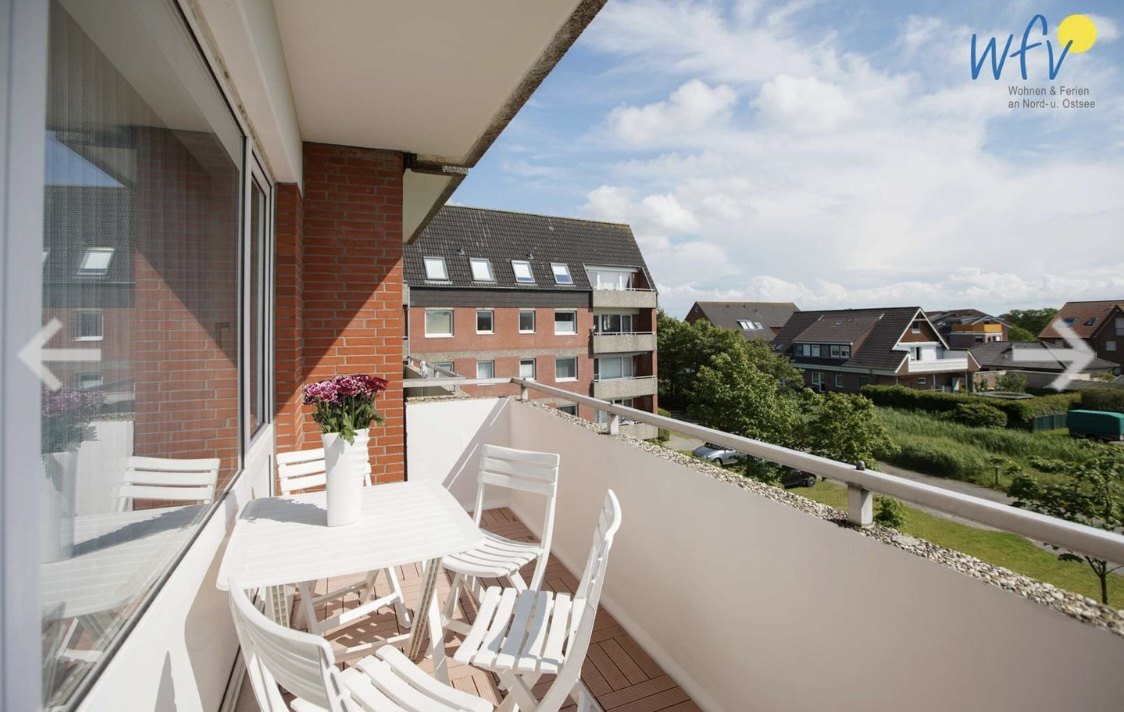 Aussicht vom Südbalkon über Dünen und Häuser