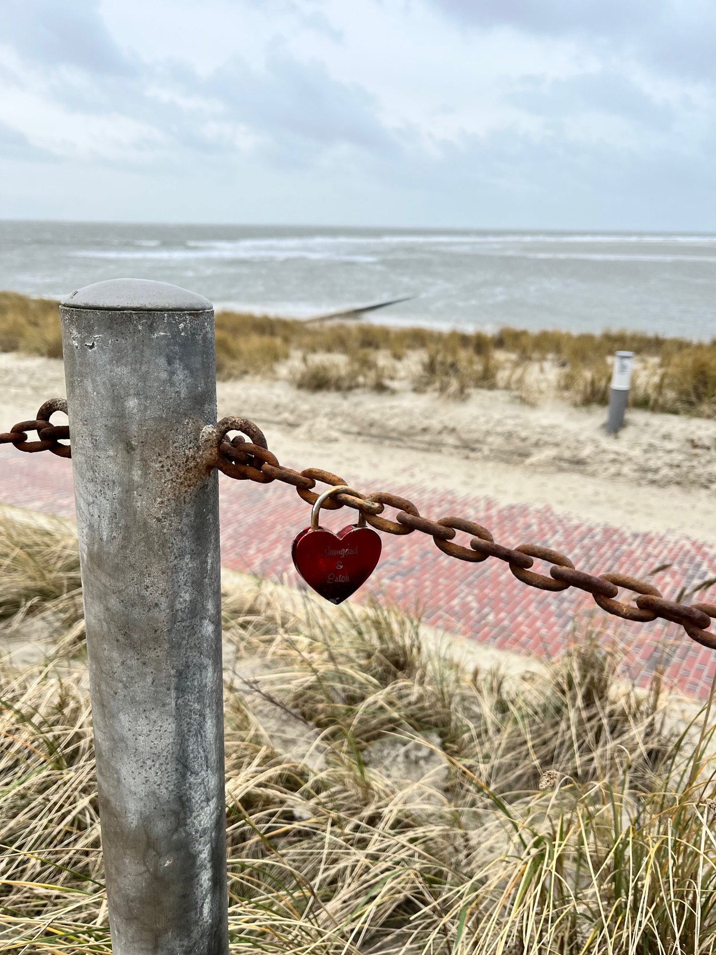 Herz am Strandzaun in den Dünen