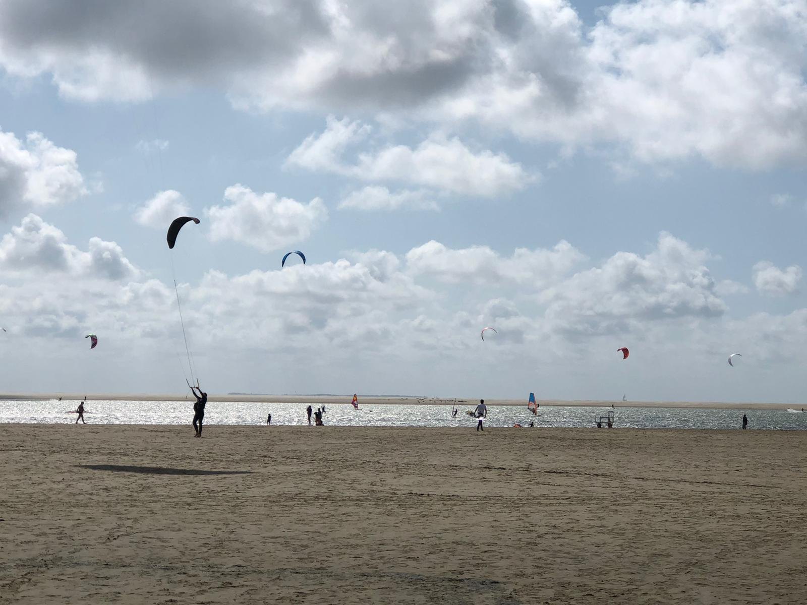 Kitesurfer am weiten Strand von Borkum