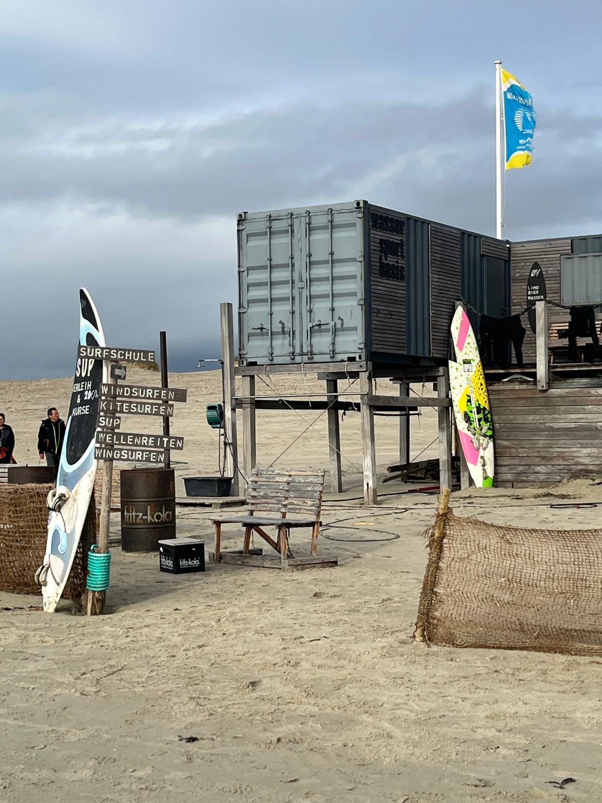 Surf- und Wassersportschule am Strand (SUP, Wind- und Kitesurfen)